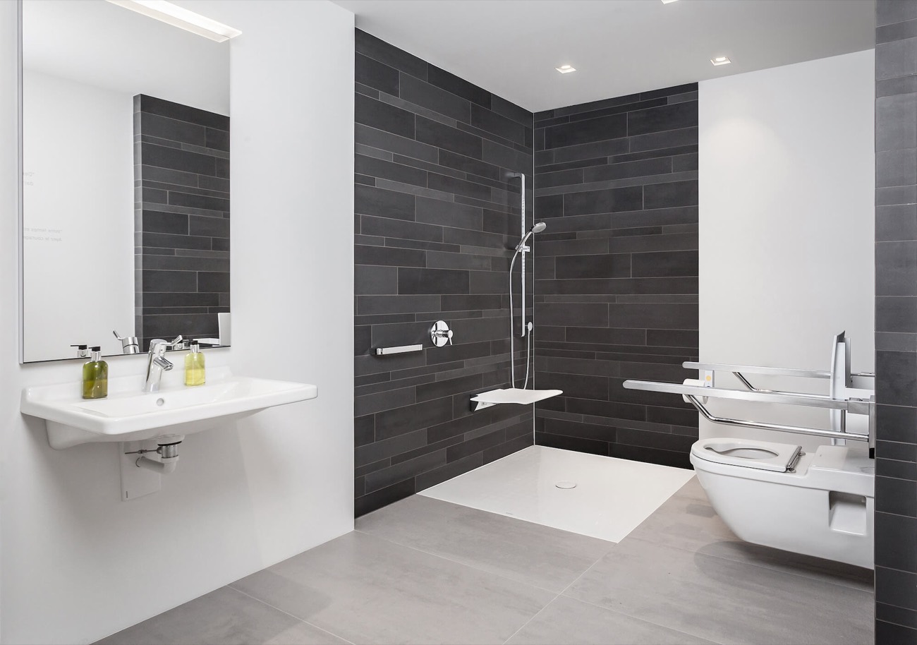 Komplett saniertes, modernes Badezimmer