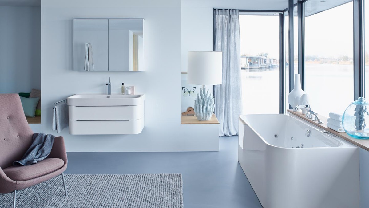 Teilsaniertes Badezimmer mit neuer Dusche
