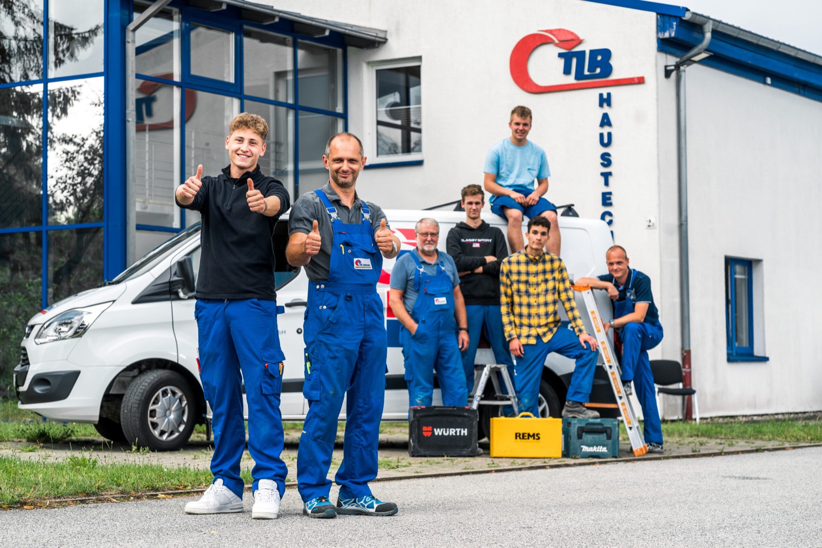 Das Team der TLB Haustechnik GmbH vor dem Firmensitz in Schönberg