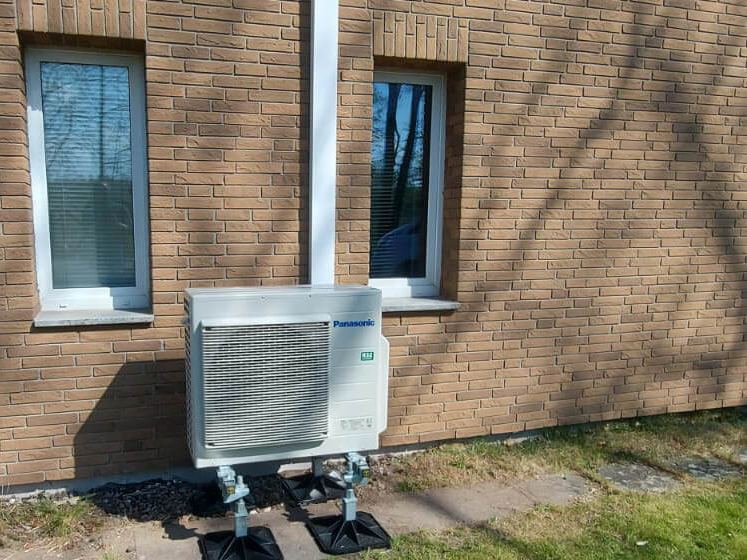 Wärmepumpen-Außengerät an einem Ferienhaus in Boltenhagen