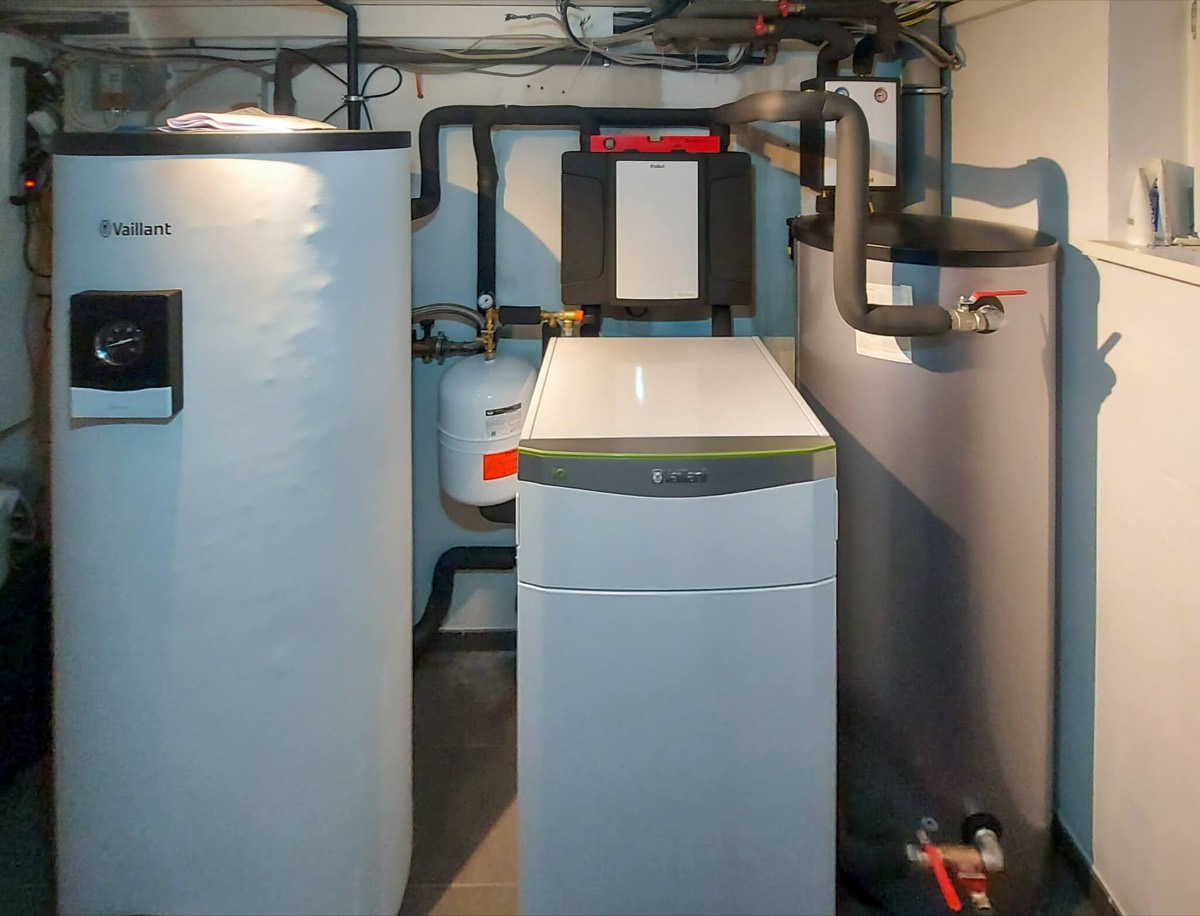 Heizungsraum mit moderner Solewärmepumpe