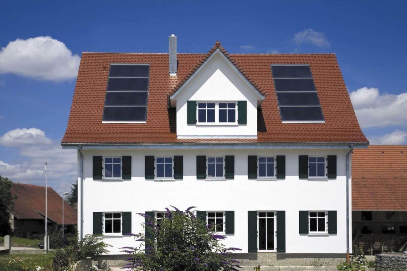Solarthermie-Kollektoren auf einem Dach