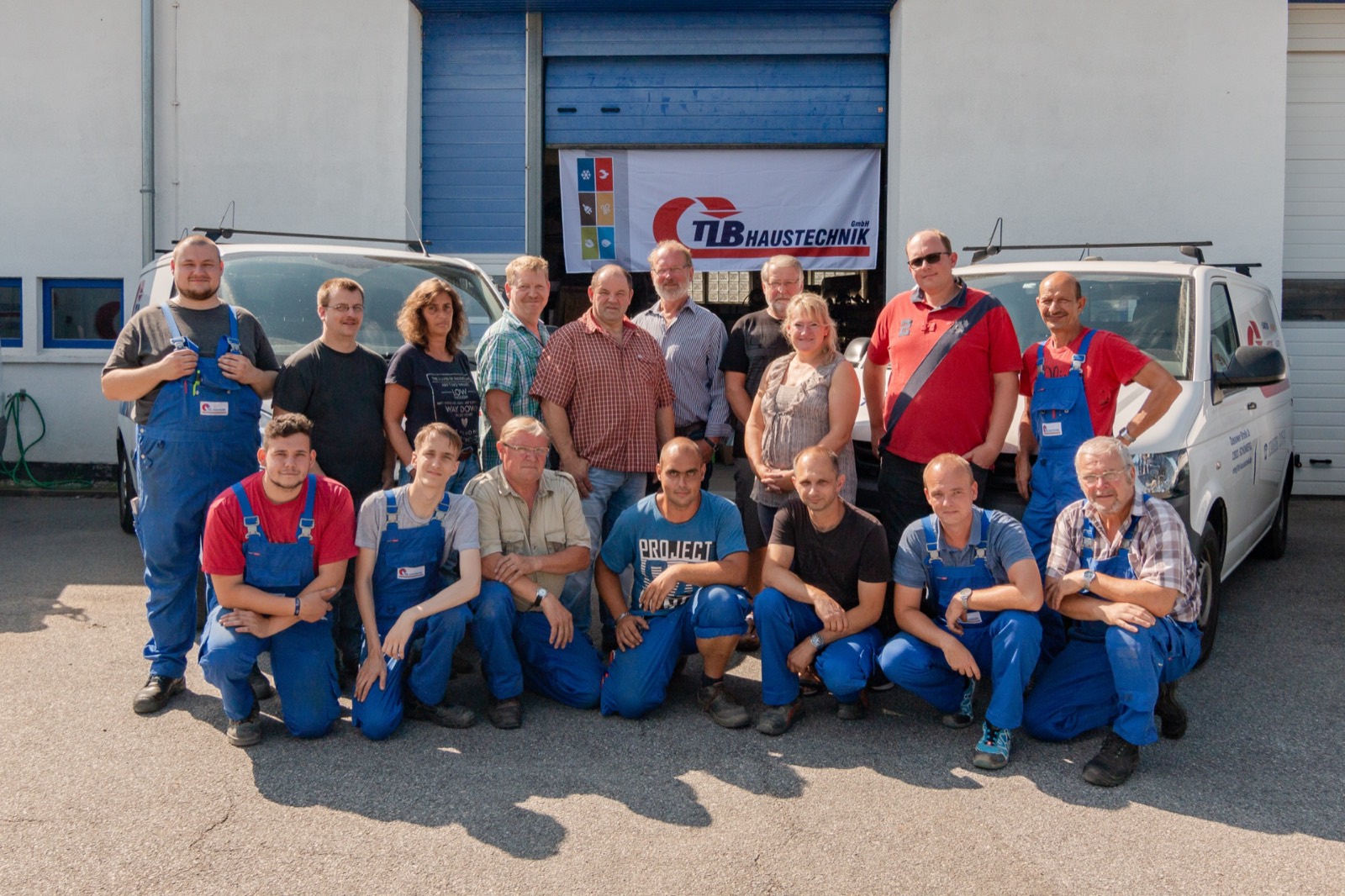 Die gesamte Belegschaft der TLB Haustechnik GmbH vor dem Firmengebäude