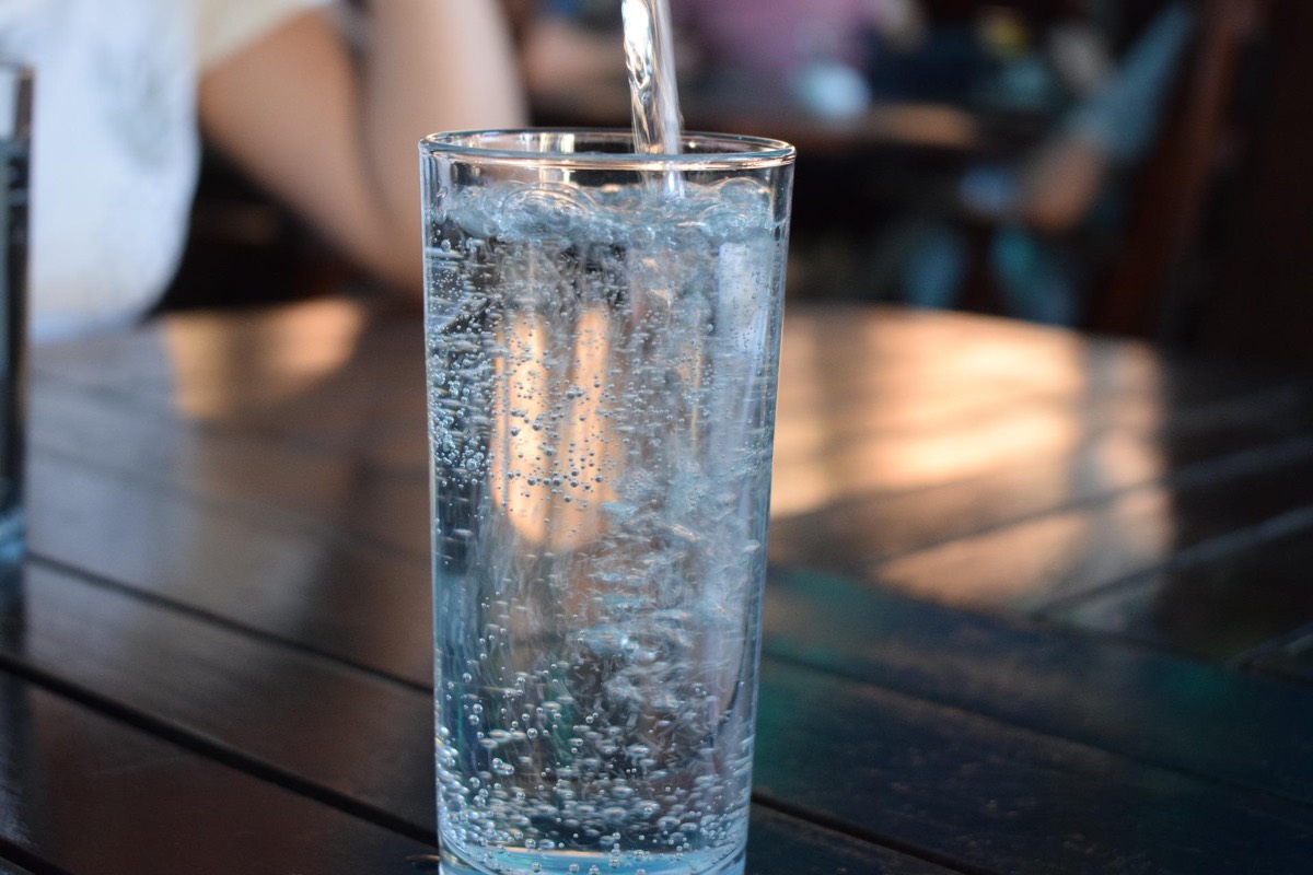 Frisches, weiches Trinkwasser aus dem Wasserhahn